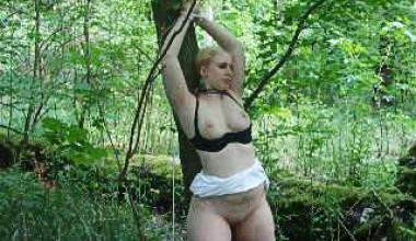 Gefesselt und gefingert im Wald.
