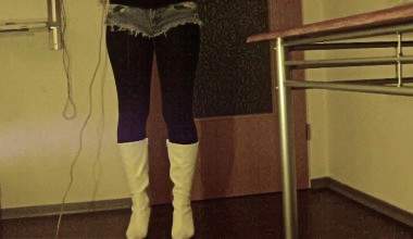 Stiefel, Hotpant, Leggings und Scheisse