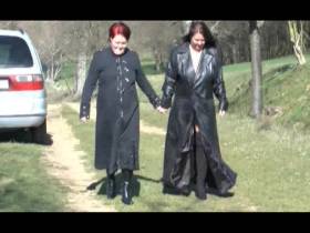 Lesben laufen im Mantel