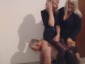 Vorschaubild vom Privatporno mit dem Titel "Der alte Sack mag Ponyplay - wir machen ihm die Freude" von Deine-Chefin