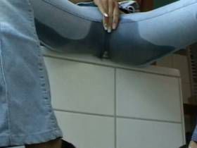 Vorschaubild vom Privatporno mit dem Titel "Auf wunsch vom badewannenrand gepisst" von nylon_schlampe