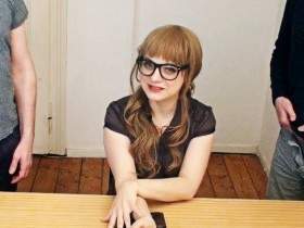 Vorschaubild vom Privatporno mit dem Titel "Notgeile LEHRERIN entsaftet 3 Schüler (18 )!" von Steffi4U