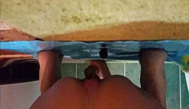 Blonde Finger Scheiße reinigen