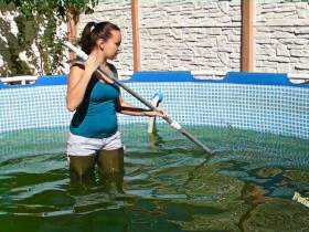 Jackie in Jeans und Waders im Pool