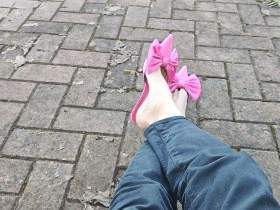Schuh- und Fußfetisch in der Öffentlichkeit mit fuchsiafarbenen Pantoletten