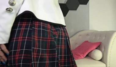 Blanke Muschi unter der Uniform