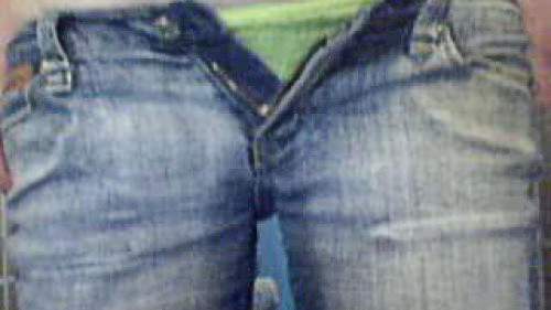 Auf dem Klo am Pissen