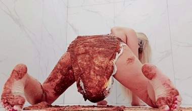  Unordentliche, ruinierte Windel mit 1,5 kg Scheiße