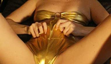 Camel toe und posing in goldenem Spandex