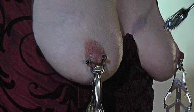 Brusttorture mit Wartenbergrad, Klammern und Gewichten