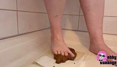 Leck die Scheiße von meinem Fuß, du Sau!