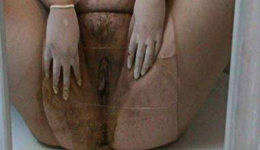 durch Strumpfhose gepisst und geschissen