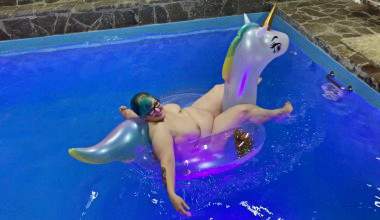 Spaß im Pool! Abby auf dem edlen Aufblaseinhorn
