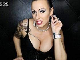 Vorschaubild vom Privatporno mit dem Titel "Asylheim-Sissy! Wilde Afrikaner zerficken deine Löcher!" von CherieNoir