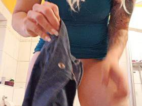 Vorschaubild vom Privatporno mit dem Titel "Ich mache Deine Jeans erst einmal schön saftig" von EvilBitch