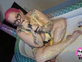 Wet and messy: Spaß mit Pudding, Schlagsahne und Dildo