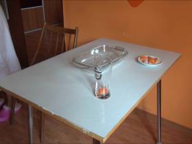 pissen auf dem Tisch-Scheiße für eine Weile