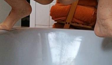Nackt ins Badewannen Wasser gepisst