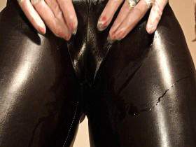 wet leggins latex, gloves and my piss