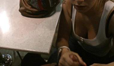 MITTEN IM BURGER LADEN GEFICKT