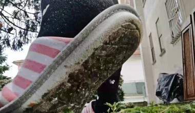 Schöne italienische Milf schmutzige Pantoffeln im Garten