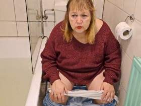 Beim kacken und pissen auf dem Klo