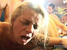 Vorschaubild vom Privatporno mit dem Titel "Gangbangfotze hat voll abgespritzt" von pornorama-tv