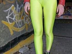 Gelbe Leggings beim Parkhaus