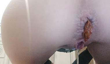 in Quarantäne mit dem Harley Quinn Anzug und einem großen Brownie