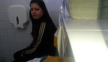 Skandal: Fick in Öffentlichem WC!