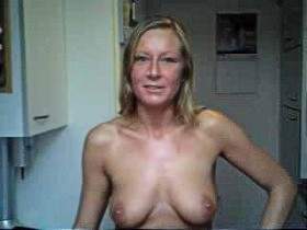 Vorschaubild vom Privatporno mit dem Titel "Nackt in der Küche beim Rauchen" von Ramona_Deluxe