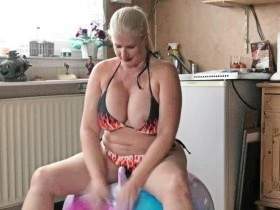 hüpfen im Flammen Bikini