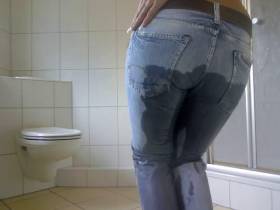 Vorschaubild vom Privatporno mit dem Titel "Helle Jeans schön warm und ....." von EvilBitch