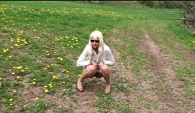 2x draußen in der Natur gepisst