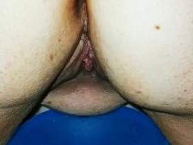 Gepisst in der Doggystellung