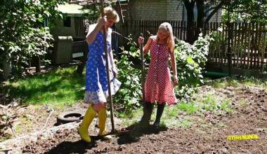 Gartenarbeit in Kitteln und Gummistiefeln