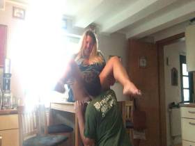 Vorschaubild vom Privatporno mit dem Titel "Fotzenschmeckttest in Muttis Küche" von Deine-Chefin