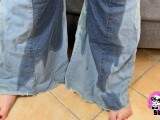 Jeans Piss in die geile Schlaghose