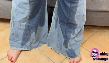 Jeans Piss in die geile Schlaghose