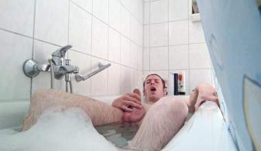 Kumpel versucht sich selbst in den Mund zu pissen