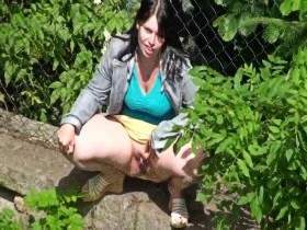 Vorschaubild vom Privatporno mit dem Titel "Scheinheilig in Nachbars Garten gepisst" von Miss-United