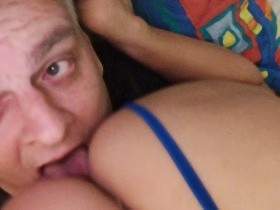 Eine Blondine reitet