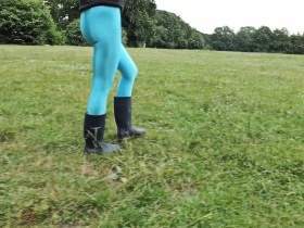 Gummistiefel auf der Wiese