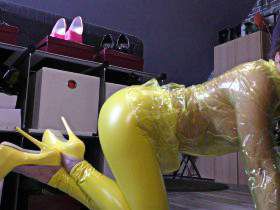 Vorschaubild vom Privatporno mit dem Titel "Geil...gelb.....glänzend" von nylon_schlampe