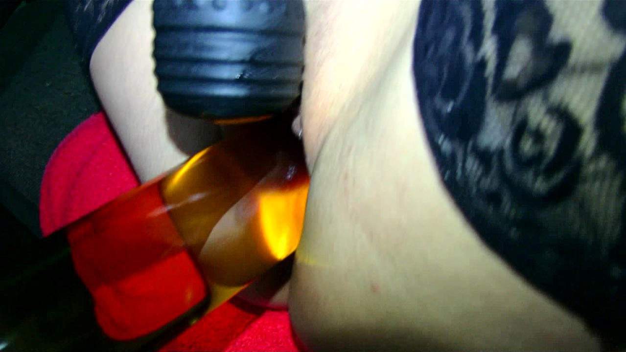 HOTJuliaXXX - EXTREMELY painful! The salad oil bottle shoved in my tig