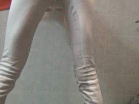 Vorschaubild vom Privatporno mit dem Titel "In die Jeanshose gepisst" von Sue-Allen