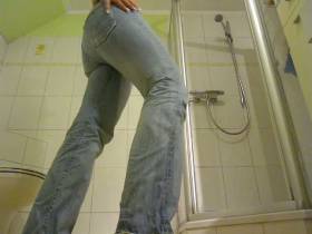 Vorschaubild vom Privatporno mit dem Titel "Mal wieder schön in die Jeans gepisst" von EvilBitch