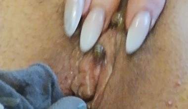 NYLONSTRUMPFHOSE in enge Pussy stopfen und WICHSEN