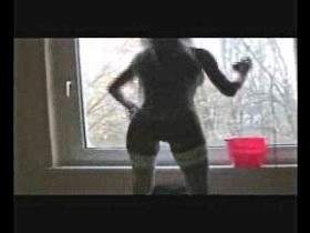 Vorschaubild vom Privatporno mit dem Titel "Sexy Fensterputzen!" von HotTamara