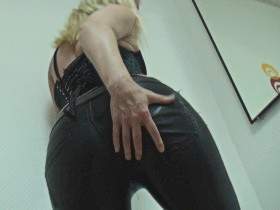 Vorschaubild vom Privatporno mit dem Titel "Mein geiler Leder-Leggings Arsch!" von Amelie4you